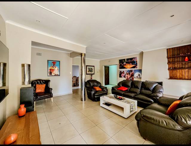 4 BEDROOM HOUSE FOR SALE IN CONSTANTIA KLOOF